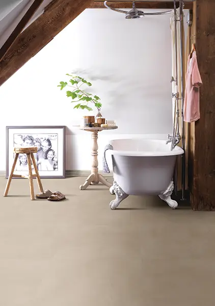 Štýlová kúpeľňa s protišmykovou podlahou, ideálnou do vlhkého prostredia