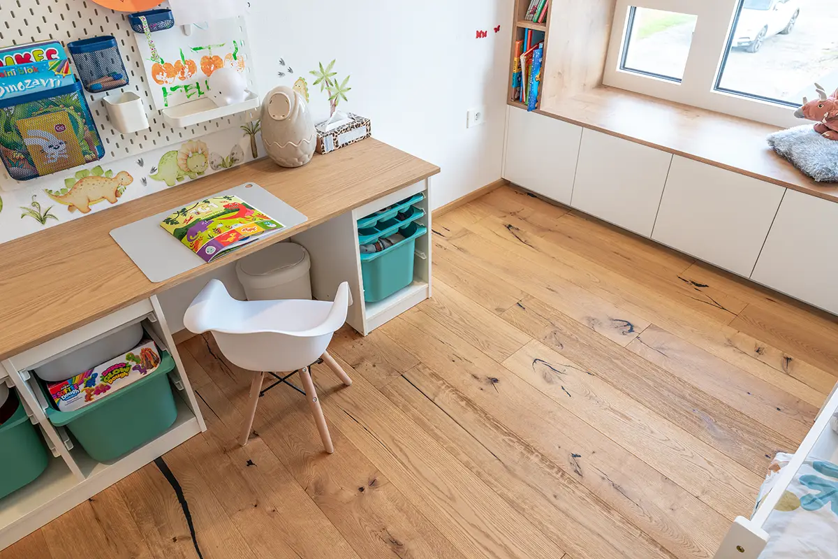 Svetlá a hravá detská izba s drevenou podlahou, ktorá je bezpečná a príjemná na dotyk